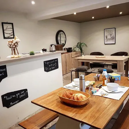 Privées à Hautvillers, Berceau Du Champagne Avec Salle De Bain Et Toilettes Incluses Couette-café *