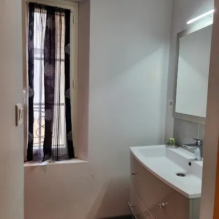 Privées à Hautvillers, Berceau Du Champagne Avec Salle De Bain Et Toilettes Incluses Couette-café *