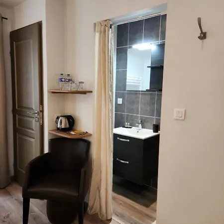 Couette-café Privées à Hautvillers, Berceau Du Champagne Avec Salle De Bain Et Toilettes Incluses
